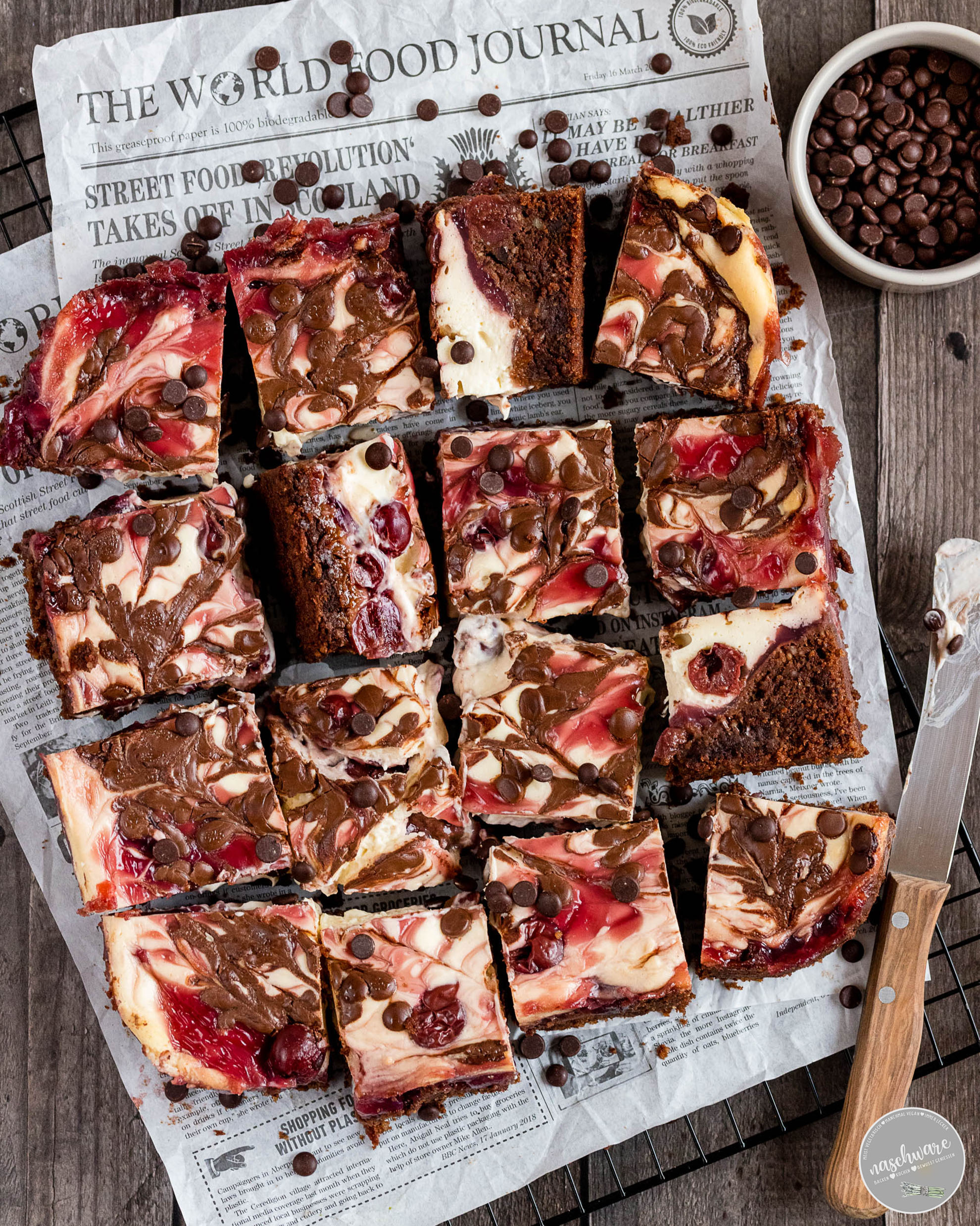 Vegane Cheesecake-Brownies mit Kirschen