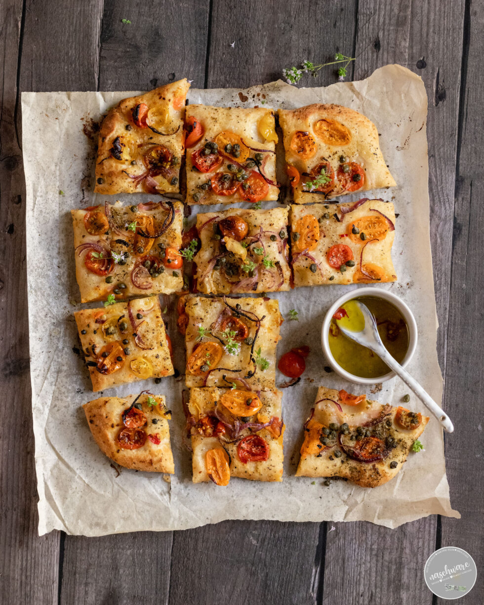 Tomaten Focaccia mit Kapern und Chili-Knoblauch Öl - Rezept - naschware.de