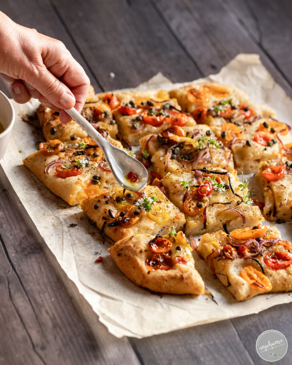 Tomaten Focaccia mit Kapern und Chili-Knoblauch Öl - Rezept - naschware.de