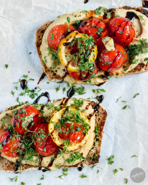 Stulle mit gebackenen Tomaten auf Hummus - Rezept - naschware.de