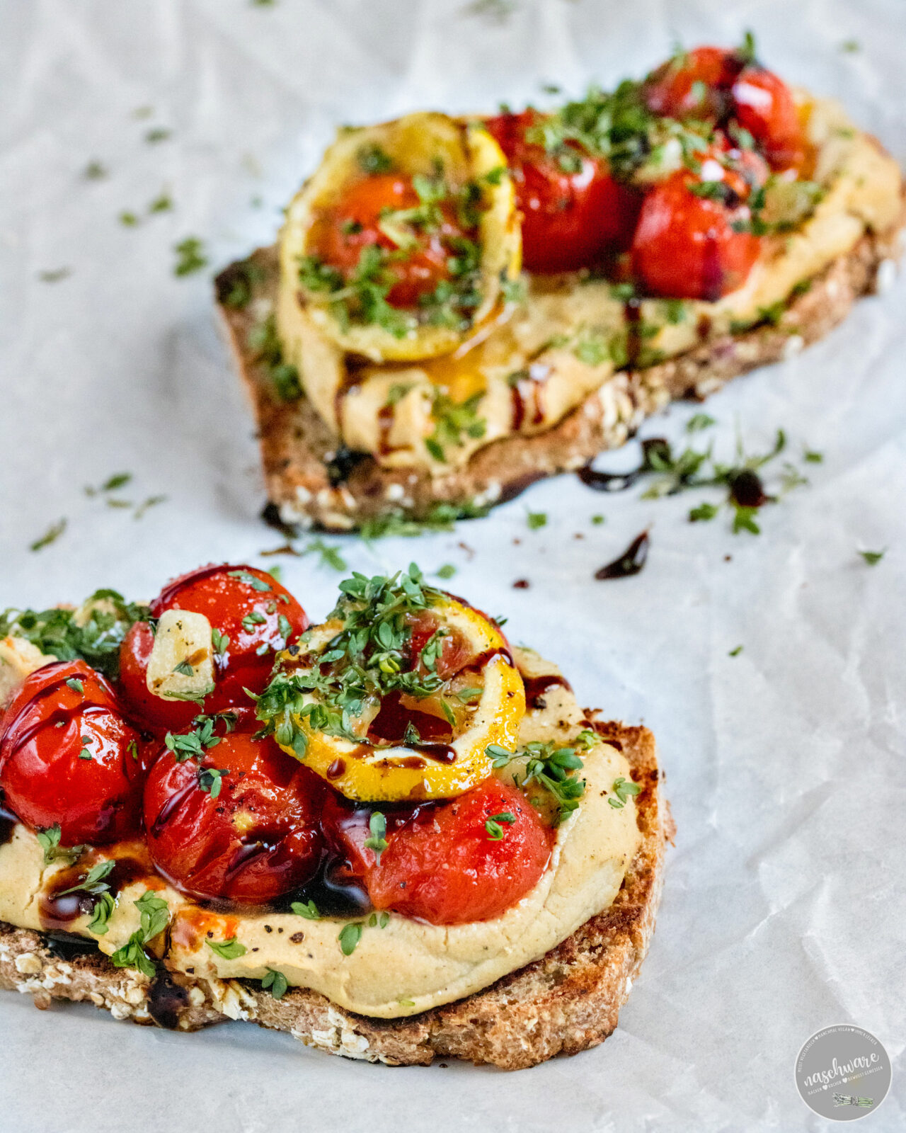 Stulle mit gebackenen Tomaten auf Hummus - Rezept - naschware.de