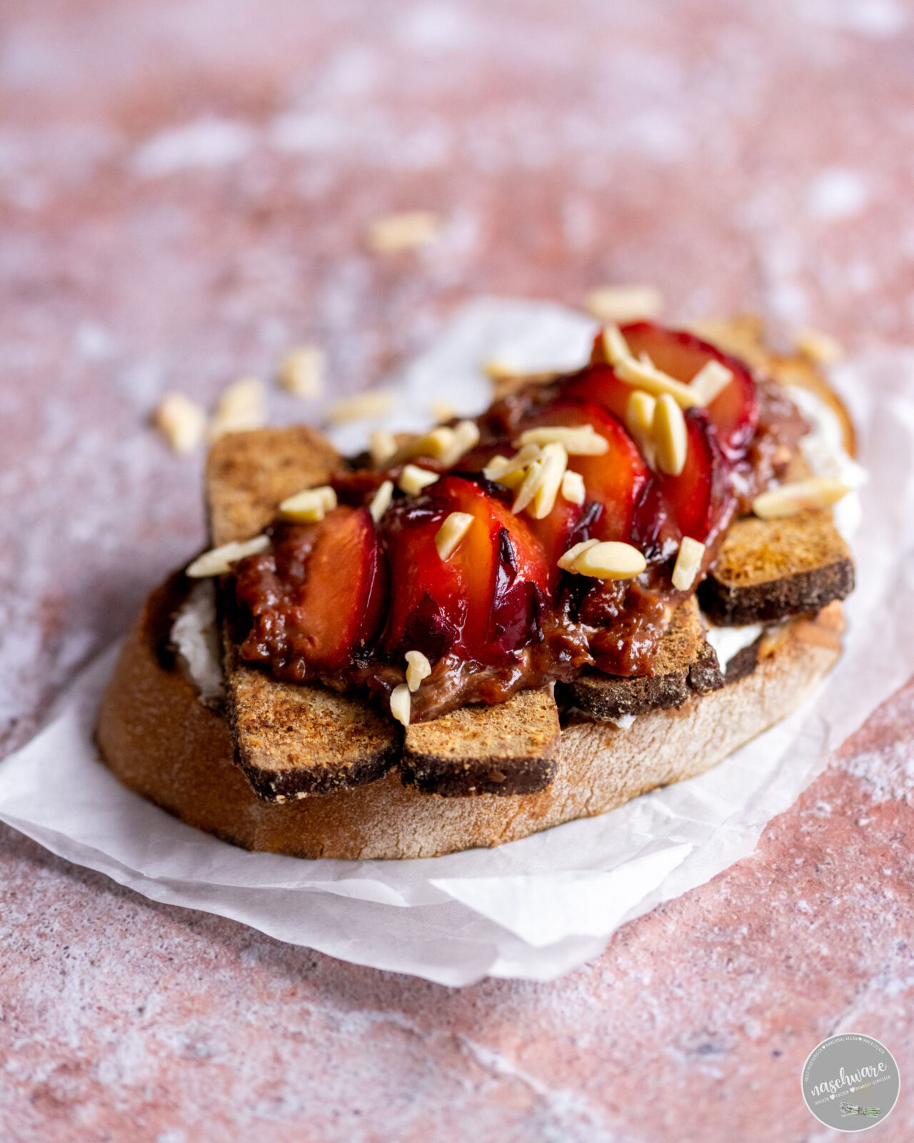 Stulle mit Nusstofu und Pflaumenmus - Rezept - naschware.de