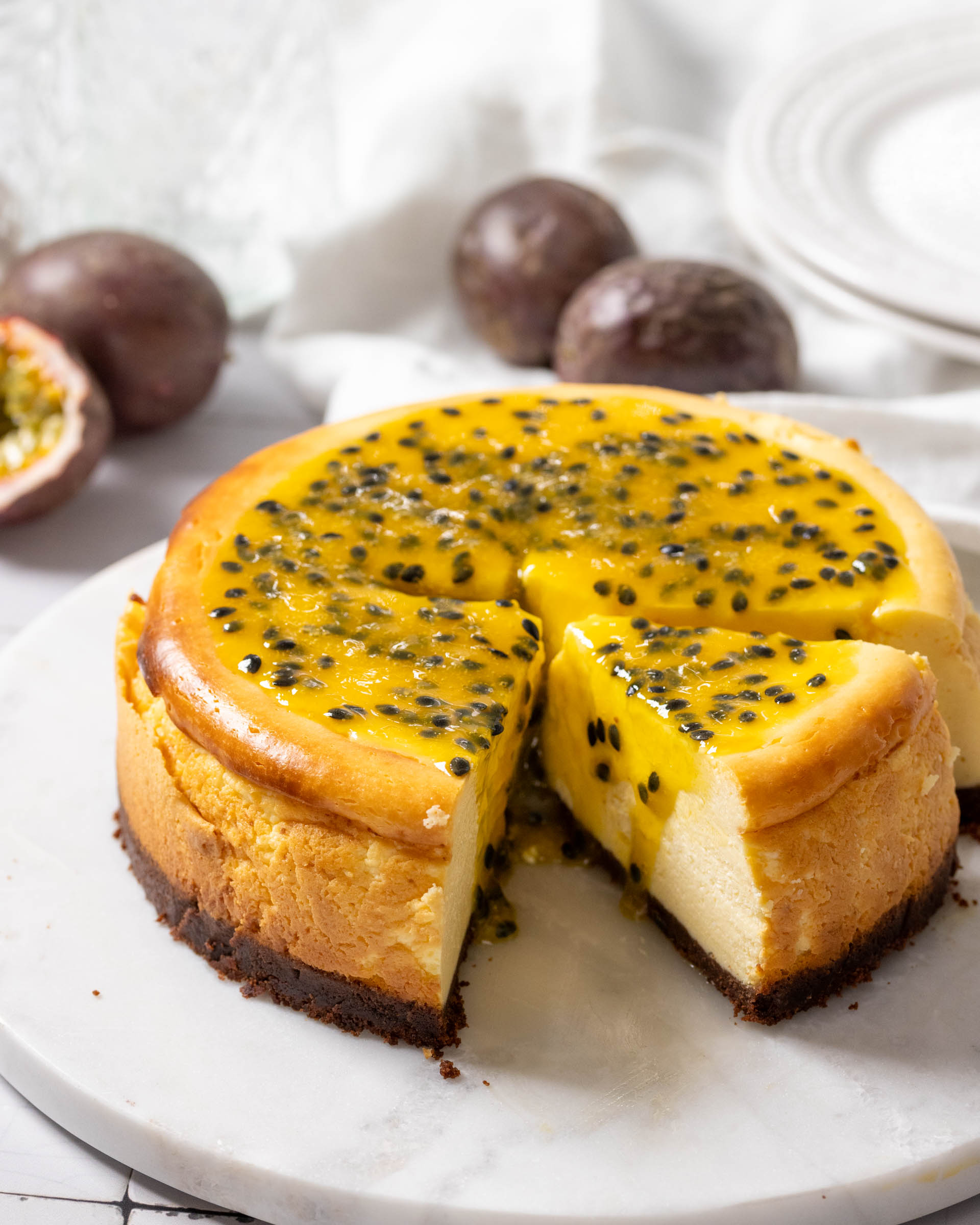 Cheesecake mit Schokoboden und Maracujaspiegel