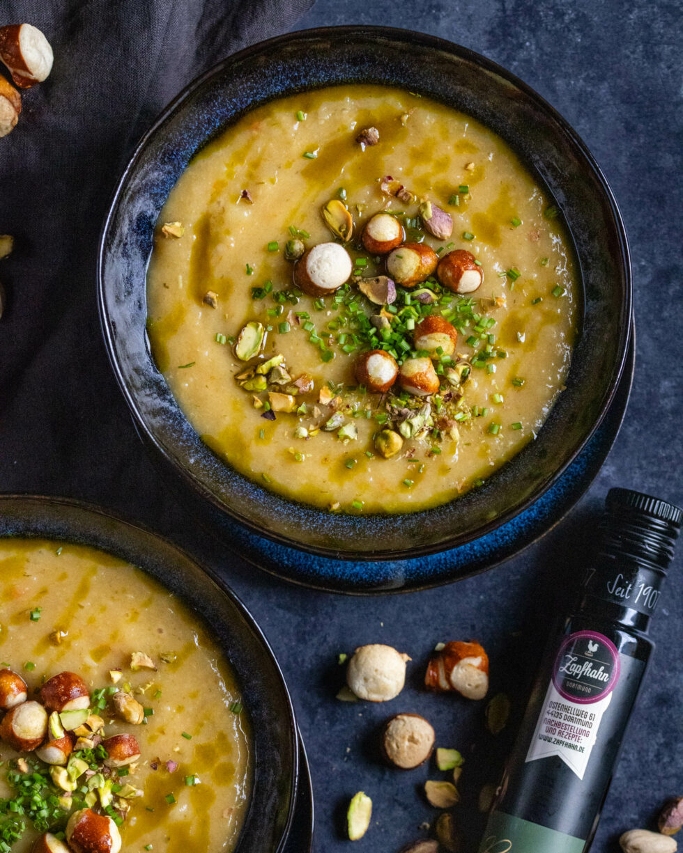 Kartoffelsüppchen mit Pistazien und Laugencroutons - Rezept - naschware.de